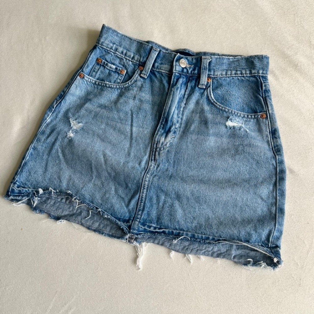 Gap heart 🩵💘 blue denim skirt Size 4 distressed frayed hem classic y2k mini